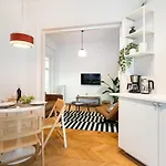 Cismigiu Serenity - 1br Flat With Scenic Balcony 부쿠레슈티