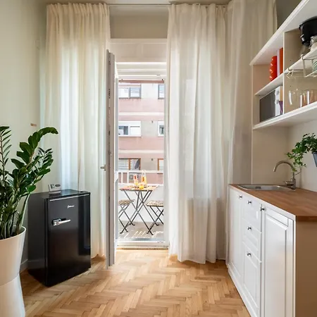 Cismigiu Serenity - 1br Flats With Scenic Balcony アパート