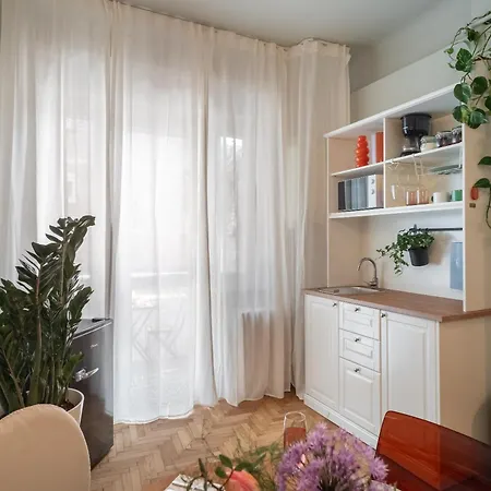 Cismigiu Serenity - 1br Flats With Scenic Balcony アパート