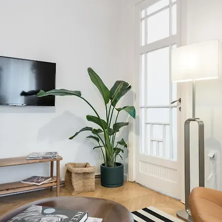 Cismigiu Serenity: 1br Flat With Scenic Balcony Apartment Bucharest