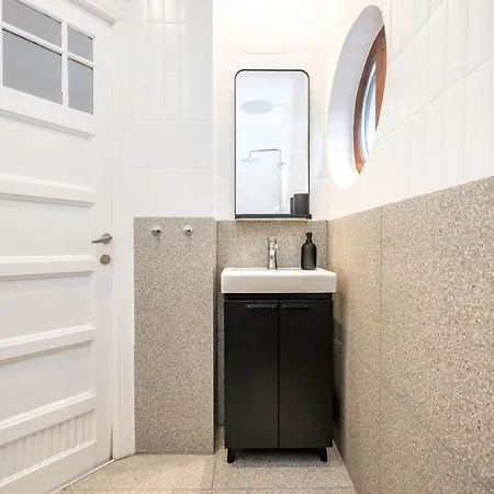 Cismigiu Serenity: 1br Flat With Scenic Balcony Apartment