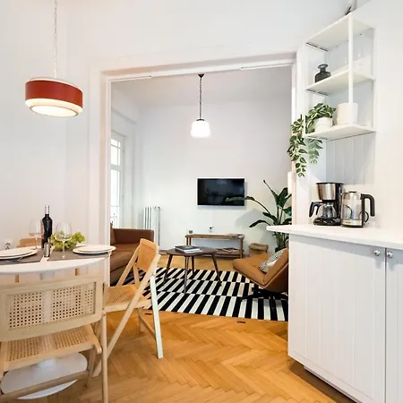 Cismigiu Serenity: 1br Flat With Scenic Balcony Bucharest