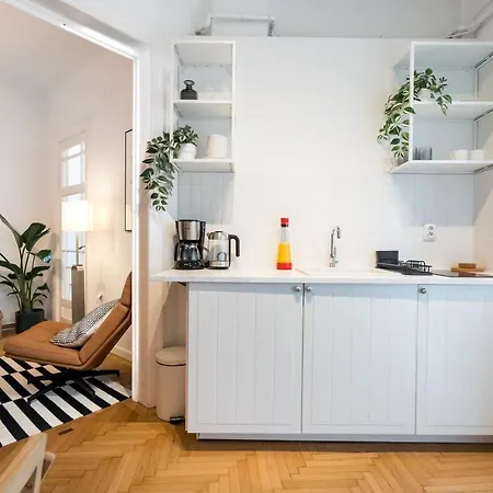 Cismigiu Serenity: 1br Flat With Scenic Balcony