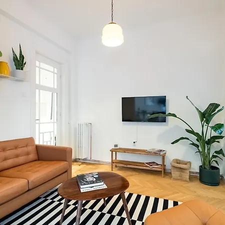 Apartment Cismigiu Serenity: 1br Flat With Scenic Balcony Bucharest