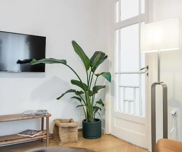 Cismigiu Serenity - 1br Flats With Scenic Balcony Апартаменти Бухарест