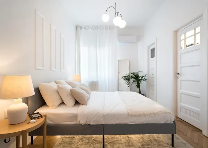 Apartment Cismigiu Serenity - 1br Flat With Scenic Balcony *