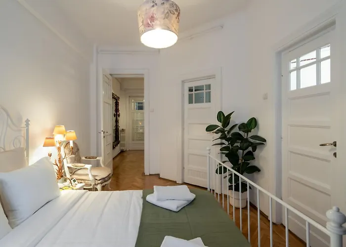 Cismigiu Serenity - 1br Flats With Scenic Balcony Апартаменти