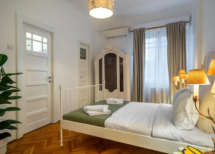 Cismigiu Serenity - 1br Flats With Scenic Balcony *