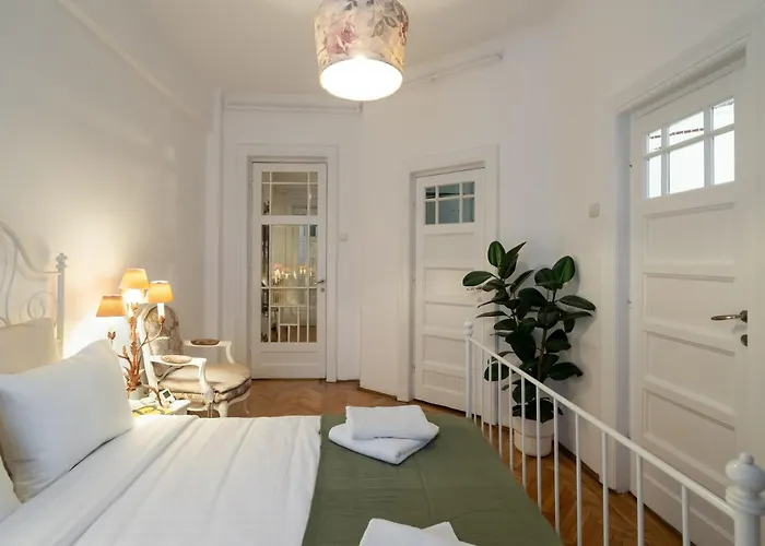 Cismigiu Serenity - 1br Flats With Scenic Balcony Boekarest